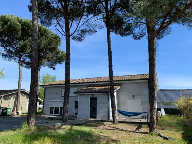 Local commercial 220 m² · au Haillan · 220 m² · 472 500 €